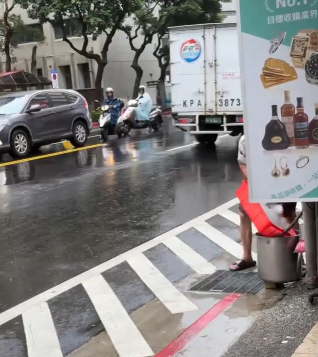 北市小吃店「水溝蓋上洗冬粉」超噁影片曝!網搜地圖街景嚇爛:每年都有⋯