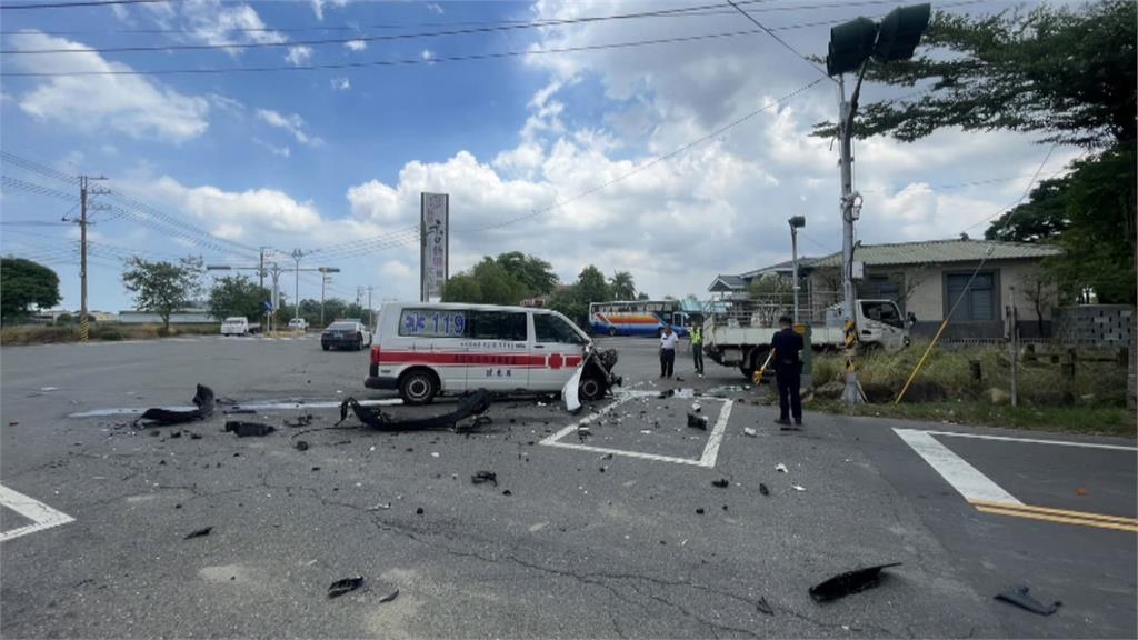 小貨車疑沒聽見鳴笛聲　與救護車相撞零件四散漏油