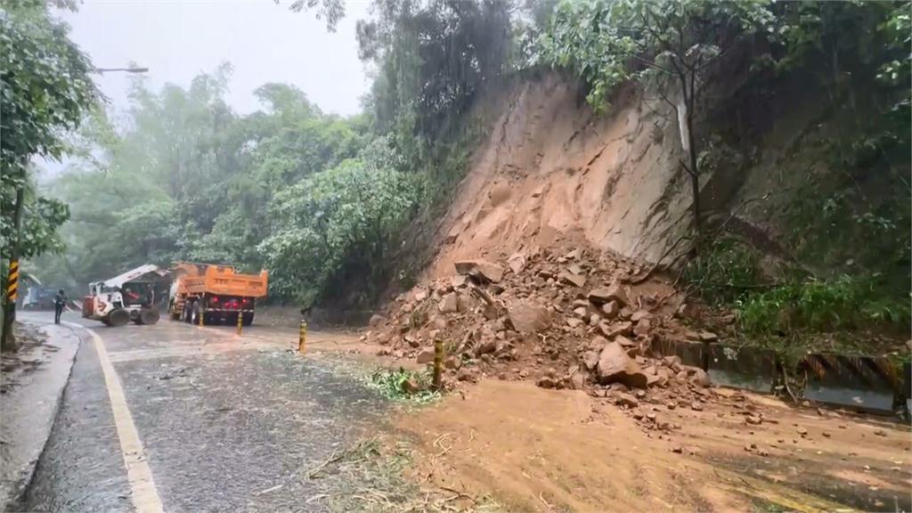 豪大雨狂炸高雄！市區多處路樹倒塌　輕軌列車遭砸中一度停駛