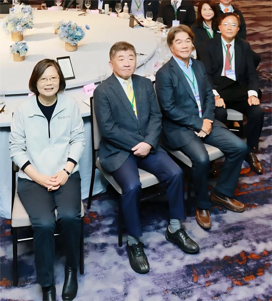 57歲王必勝突爆「蔡英文、陳時中」合體了!「反差變化太震撼」網驚:認不出