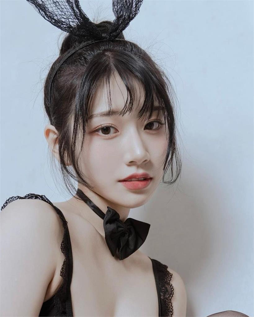 河北彩花新作品拍攝!薄紗長裙「全透視」雪白蜜腿看光光羞喊1句話