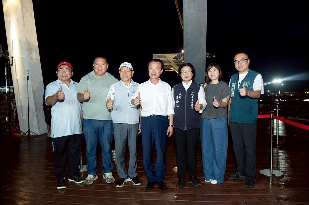 東石海之夏壓軸煙火秀登場，單日破7萬人次湧入碼頭看煙火