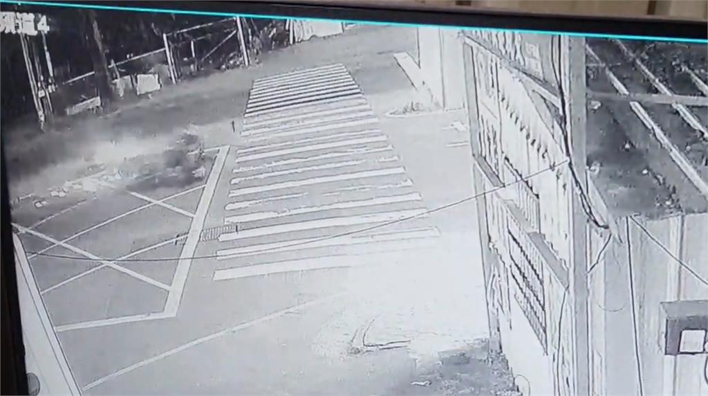 2女騎車雙載迴轉遭男騎士追撞 男騎士重傷送醫亡