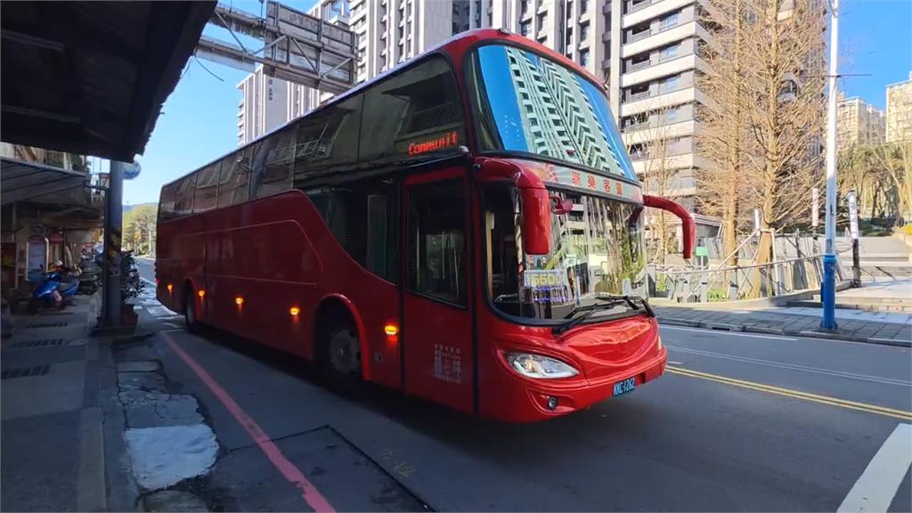 司機精神不濟? 客運國道左右搖晃.後輪胎冒白煙 業者這樣說...