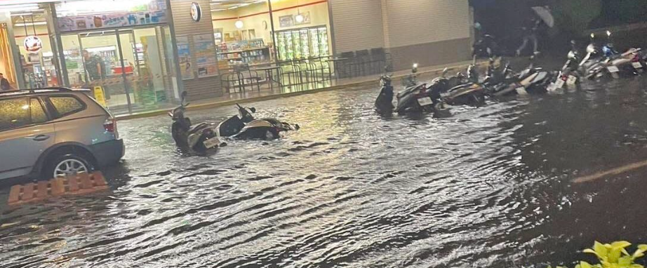 快新聞/桃園深夜雷雨狂炸!馬路竟出現「巨大漩渦」 多台機車慘遭泡水
