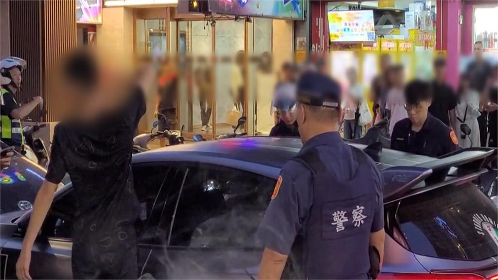 駕駛大馬路中間違停睡著 警搜車果然有毒!