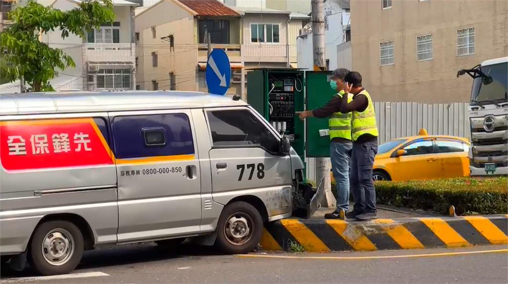 高雄運鈔車撞分隔島！　保全受傷送醫　緊急戒護千萬現金