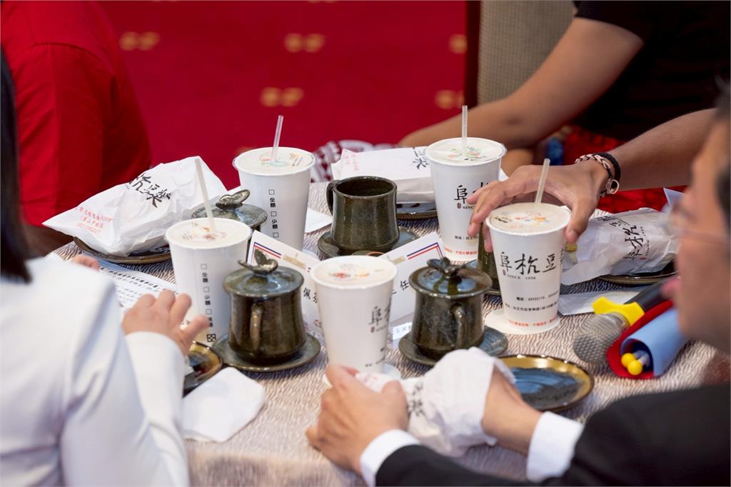 快新聞／有夠香！「阜杭豆漿」上桌   賴總統台式早茶會暖迎友邦青年