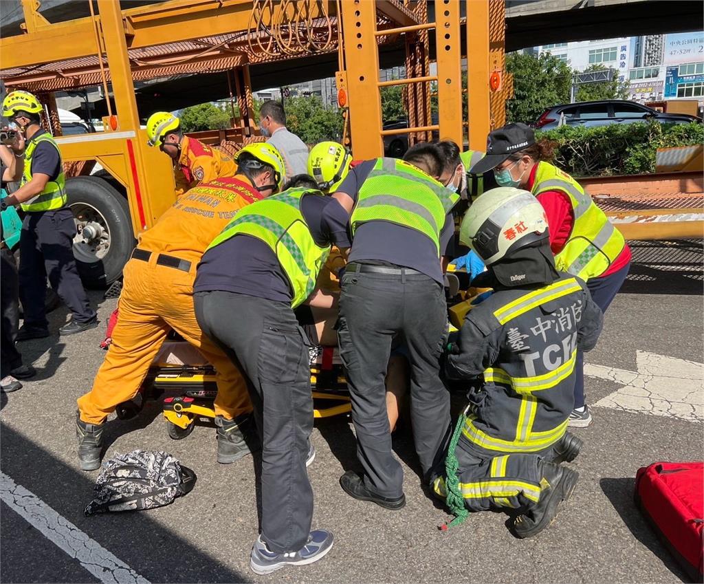 快新聞/台中驚傳死亡車禍!大型聯結車轉彎撞上機車 女騎士卡輪下慘死