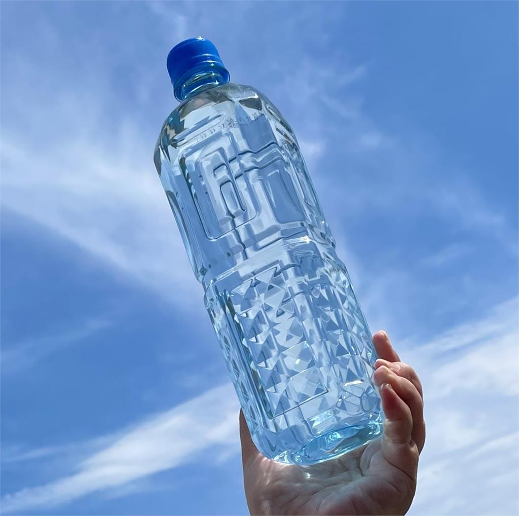 減碳新生活! 舒跑推出台灣第一瓶「無標籤」的鹼性離子水
