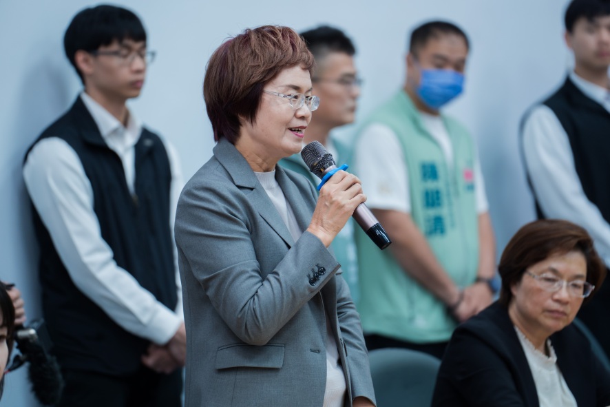 陳素月陪同卓榮泰院長參訪為升電裝　宣示引進更多無人載具研發資源