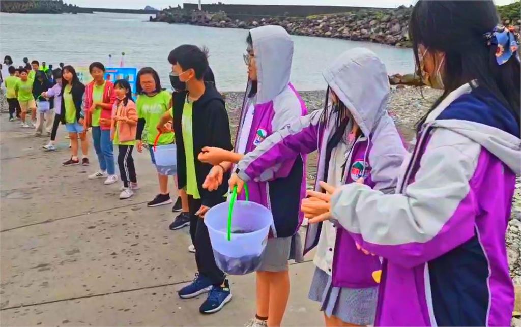 台灣海漁基金會邀師生放流魚苗 涵養漁業資源!生態永續向下扎根