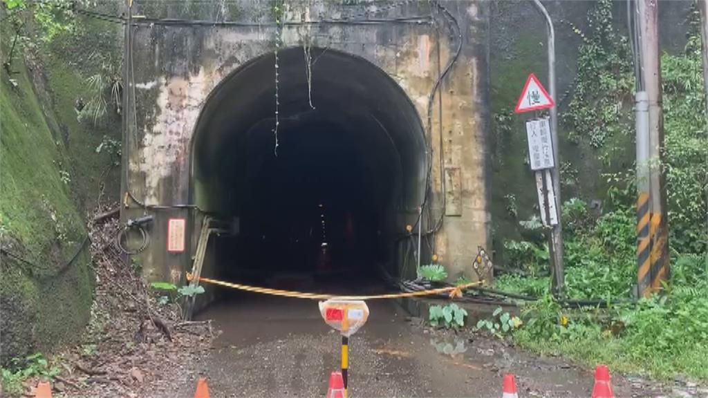 南投國姓走山斷電居民點「蠟燭取光」 投83線山崩切斷兩村聯絡道路