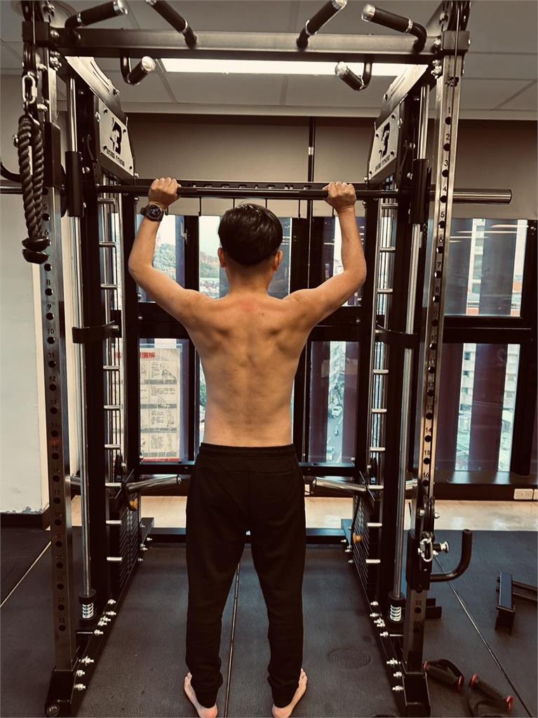 謝典霖不放棄政治路？深夜PO「背肌照」吐心聲：我一直在準備的路上