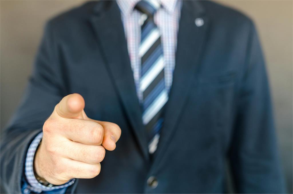 銀行家、大企業主都有…高貴男「常見1習慣」!財經網美不解:是在壯膽?