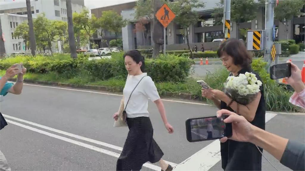 陳幸妤「小跑步」進診所　　一句「跟誰過七夕」　診所滿滿花束