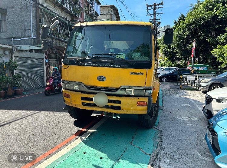 疑「雨傘插水溝」重心不穩　老婦跌倒遭垃圾車開過輾斃