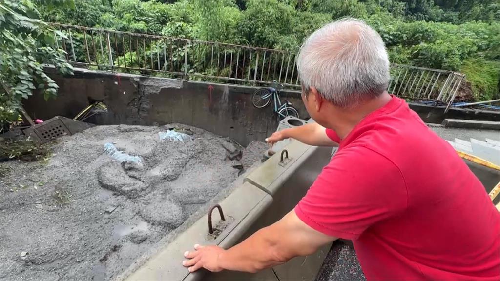 雨後多處坍塌！公車靠站陷坑洞　工程單位加緊搶修