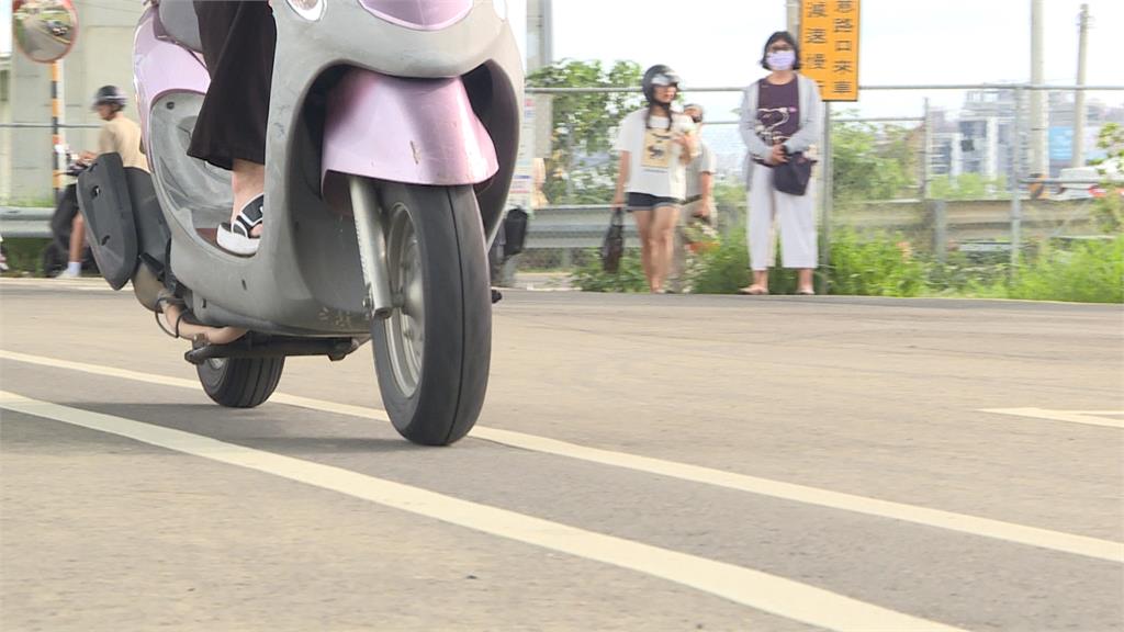 鬼月百無禁忌? 年輕人拚機車駕照夜間練車