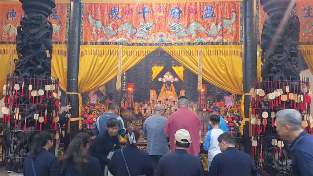 東港東隆宮溫府王爺誕辰! 　信徒慷捐580斤烏魚子