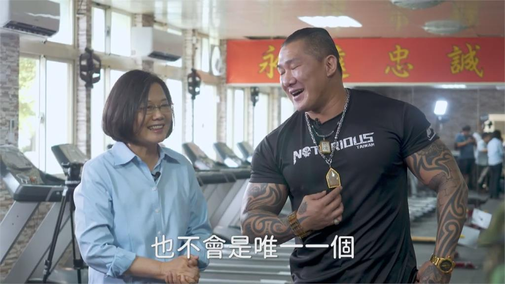 館長赴中國喊當和平大使!黃智賢列他「變色龍歷史」寫近600字開酸了