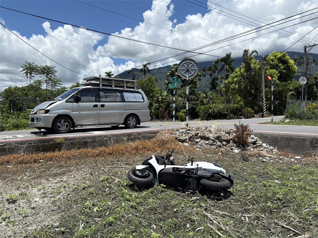 快新聞/都沒減速!騎士擦撞廂型車「飛進農田」 監視器畫面曝光