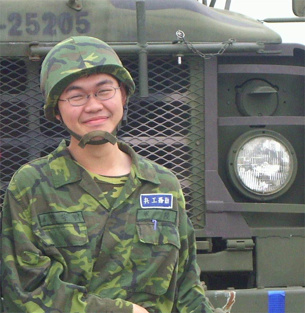 閃兵連環爆…四叉貓「一天都沒逃」超嫩當兵照曝!網突點名黃國昌:怎麼看?