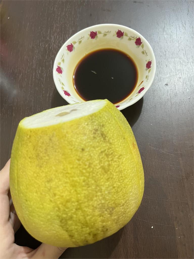 醬子真的好吃?她曝從小到大柚子必沾「靈魂1物」 網友看呆老饕說讚