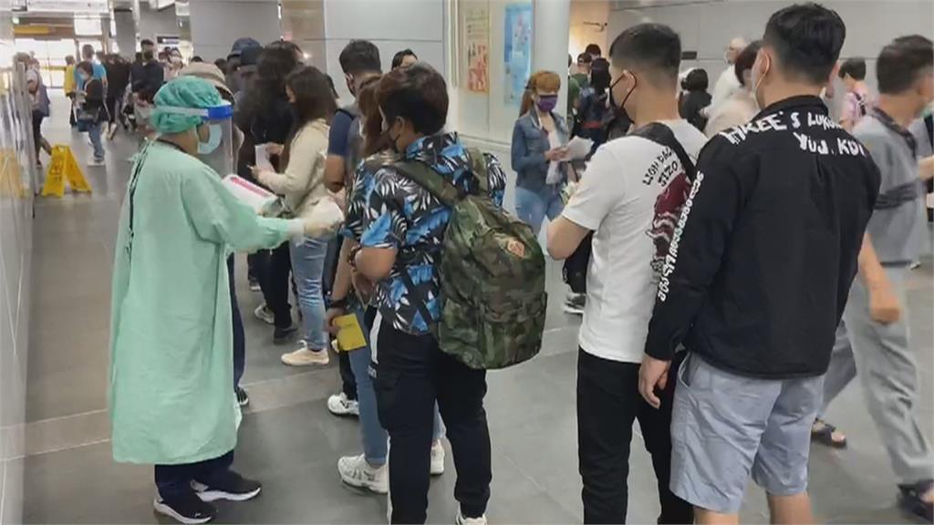 疫情延燒催出打氣 北車接種站大排長龍