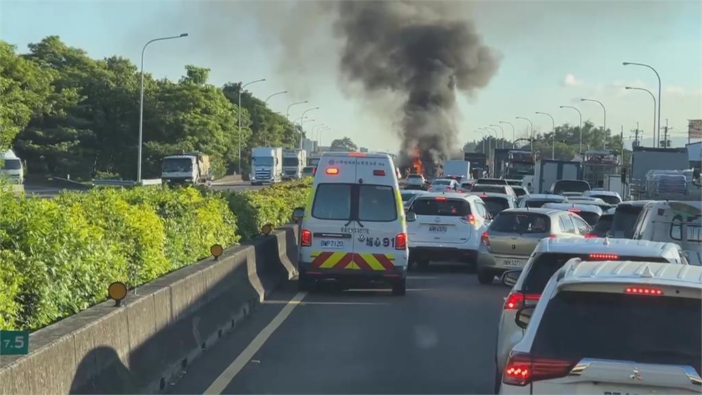 上班族崩潰！　國１北上彰化段　連２起事故「聯結車翻覆、貨車起火燒」