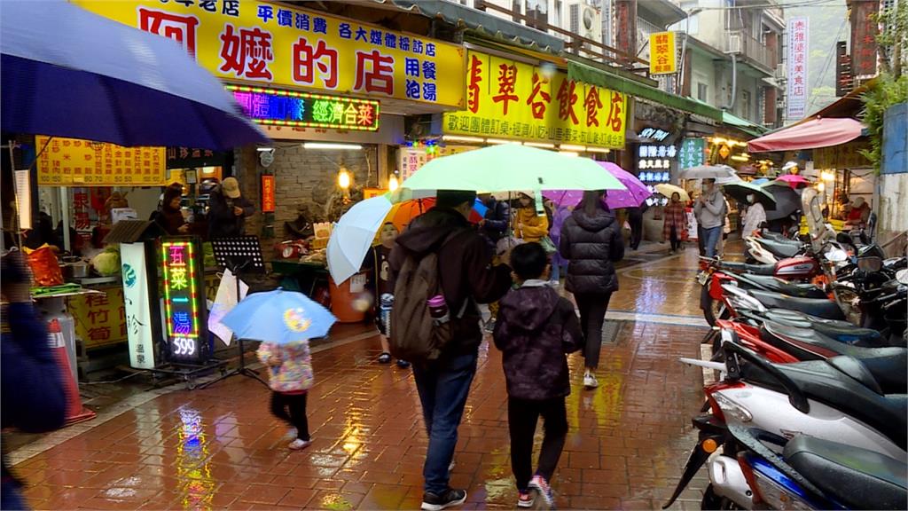 烏來老街沒落了?他曬鐵證曝店家「7點就關門」嘆沒靈魂 網掀2派論戰