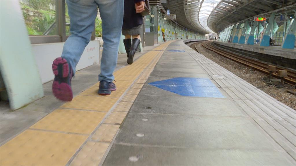汐科火車站月台僅1公尺寬　離鐵軌超近　網友評為「最恐怖車站」