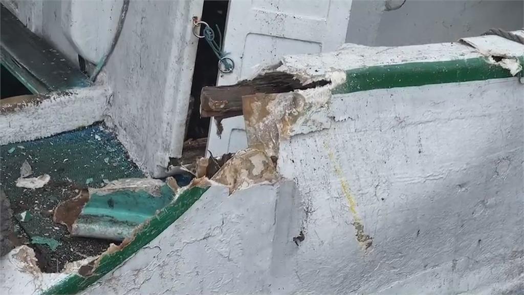 H型鋼條滑落插進漁船　撞破出大洞
