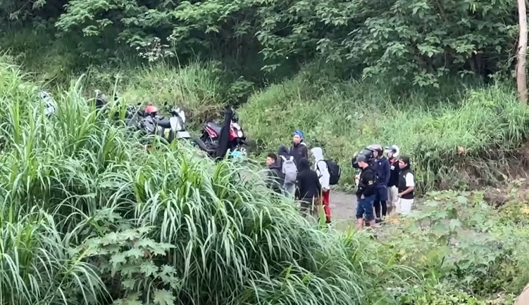 溪水暴漲沖毀便道 13移工受困沙洲 警消出動船艇救援脫困