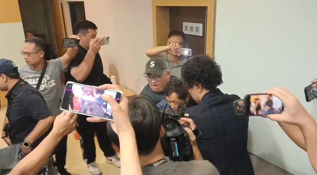 快新聞/民眾黨記者會爆肢體衝突 台灣國:柯文哲一家都賊!