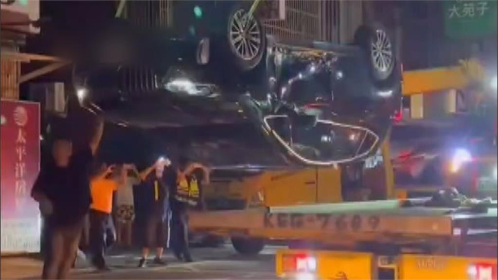 視線死角?轎車左轉撞轉彎車 當場翻180度母女嚇壞