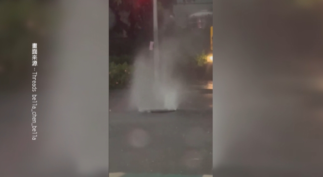 台中傍晚又暴雨! 市區道路變河流 人孔蓋狂噴