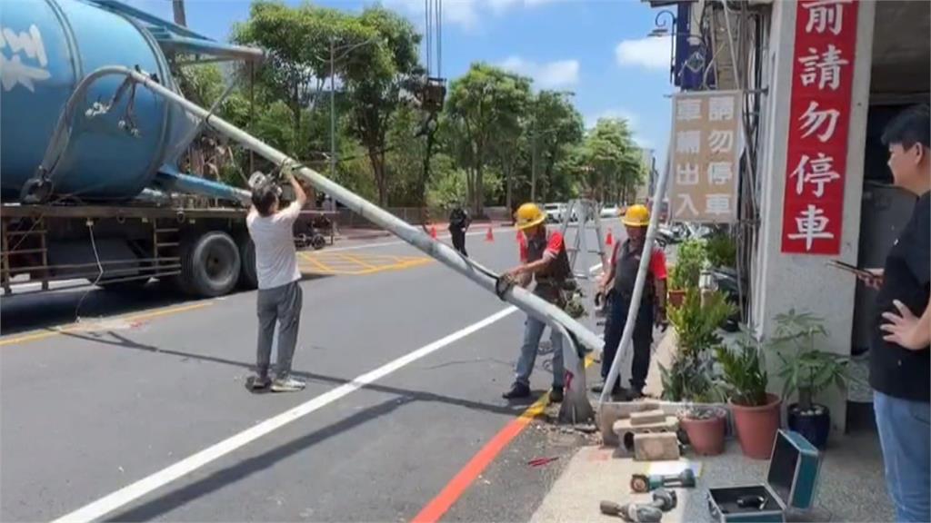驚! 曳引車載運水泥槽勾電纜線 燈桿折腰倒下幸未無人傷
