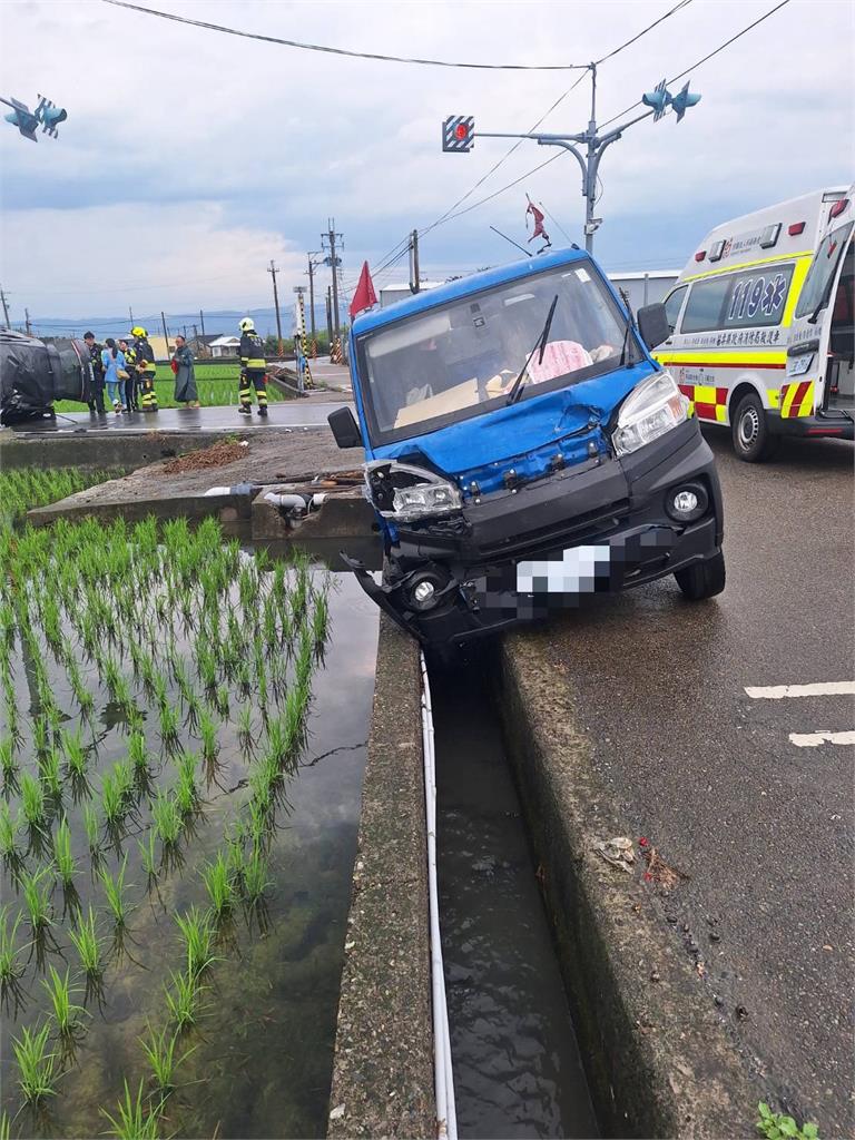 快新聞／苗栗苑裡路口車禍！小客車側翻畫面曝光　2人受傷送醫救治