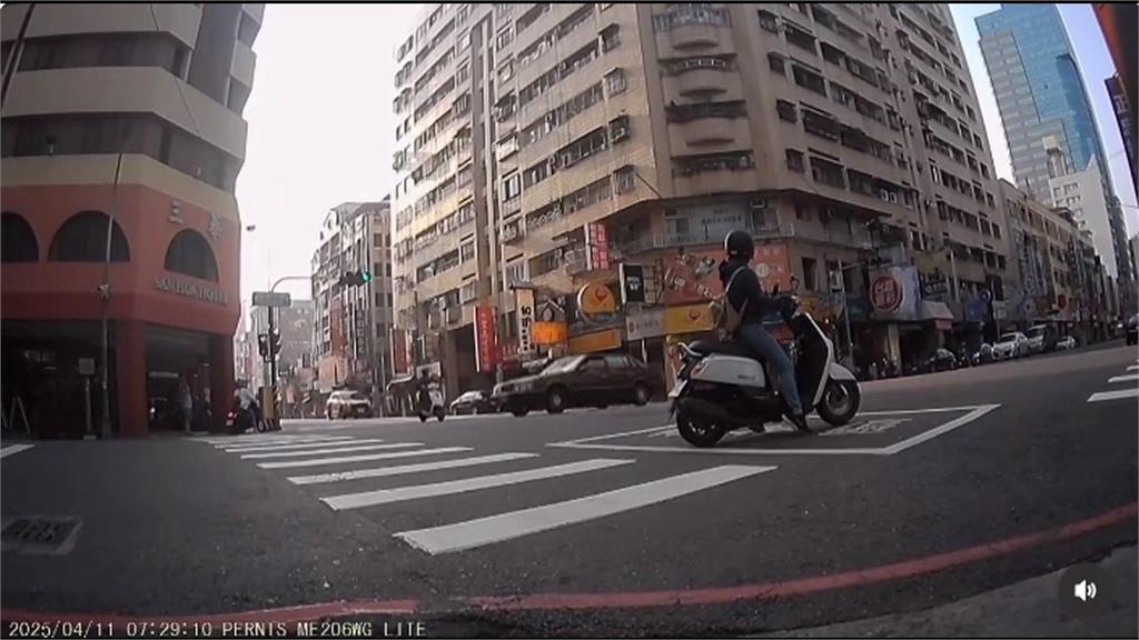 誤踩油門?九旬老翁載妻買燒餅 路口撞上騎士又衝進停車場