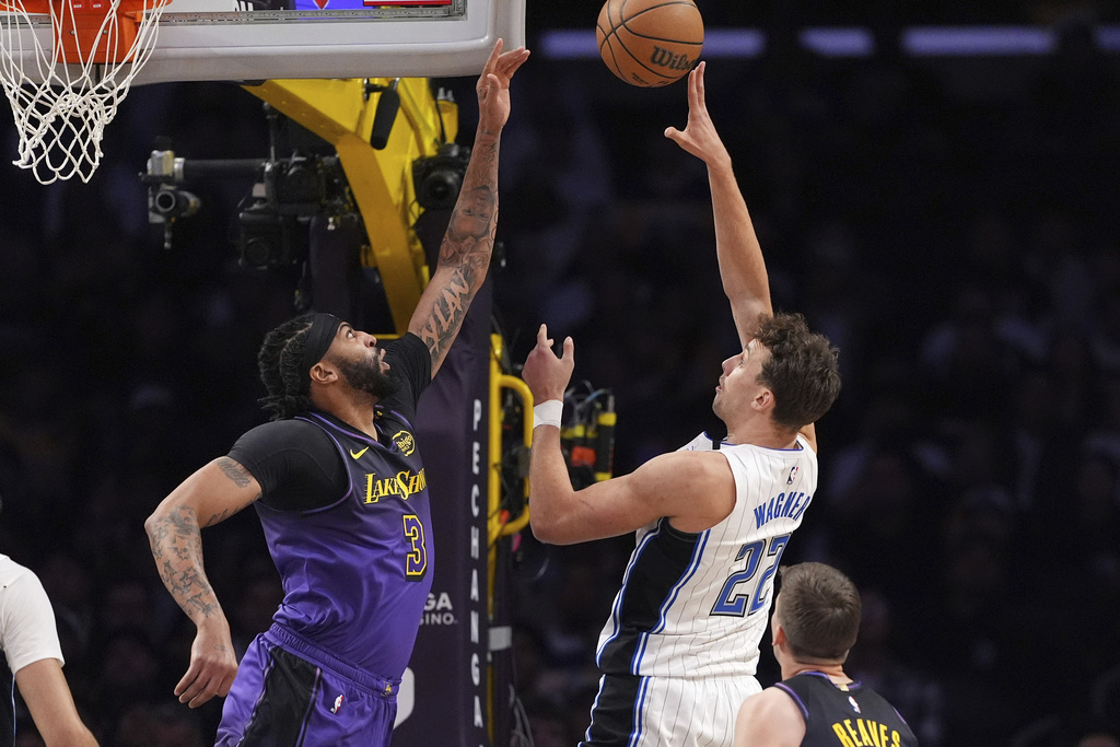 NBA(影)/湖人AD最後2罰失手付代價 2.5秒Wagner砍3分球魔術逆轉勝