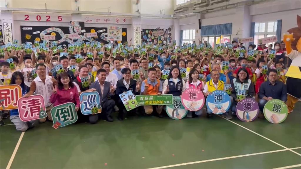 今天開學！陳其邁宣導防疫　國小師長變裝迎孩童