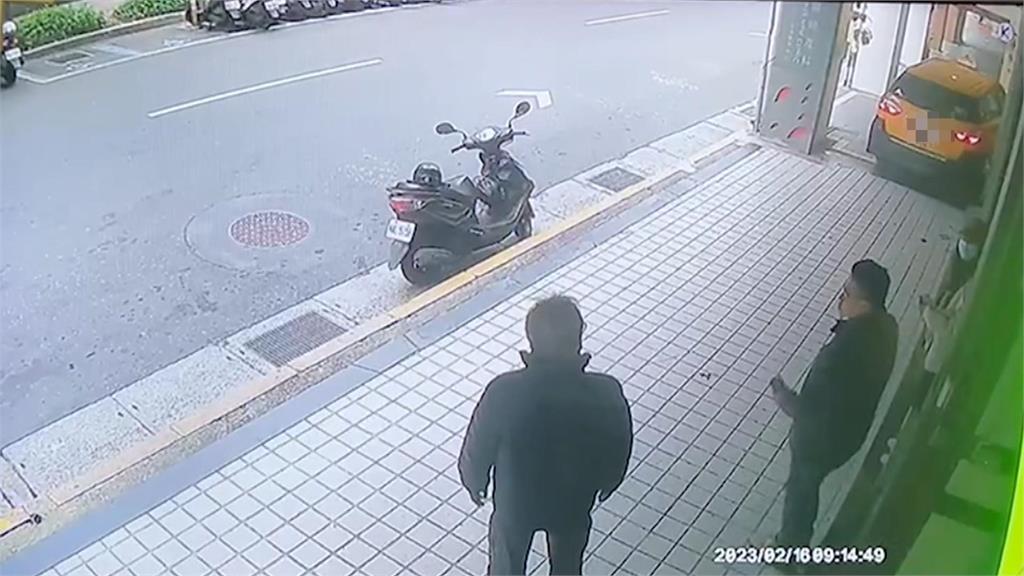 運將身體不適突頭暈? 路人全嚇壞!小黃失控衝騎樓