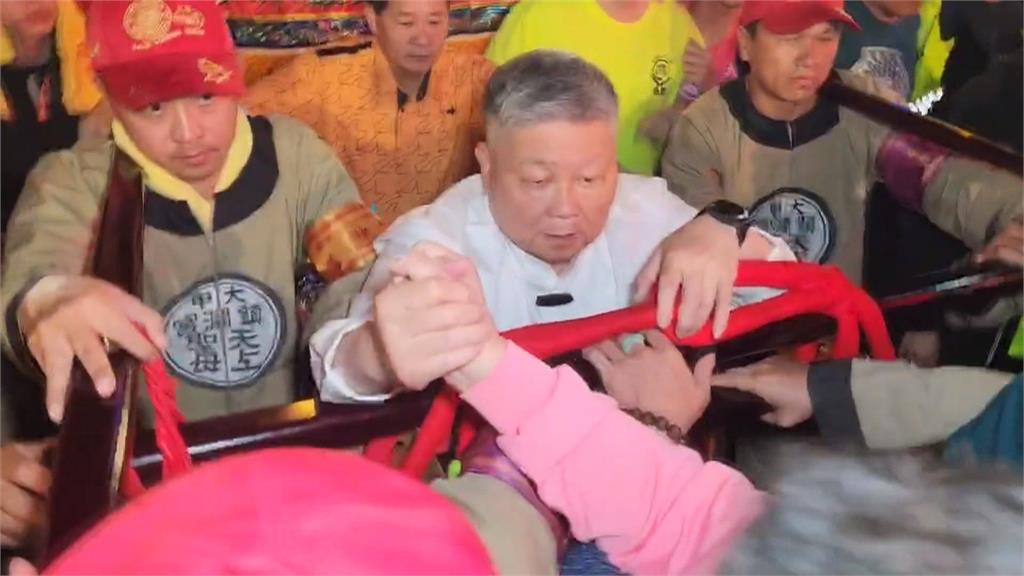 平安通過"一級戰區" 大甲媽遶境爆衝突! 民生地下道前香客.娘傘組2人遭壓制