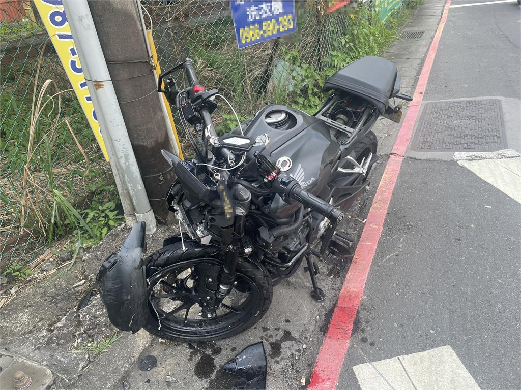 快新聞／新店驚悚車禍！休旅車左轉猛撞黃牌重機　21歲騎士傷重不治