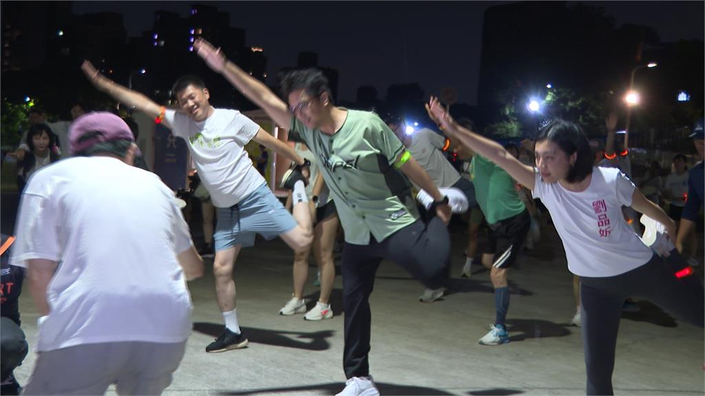 喘吁吁！沈伯洋首次加入夜跑團　3公里挑戰6分速完賽　