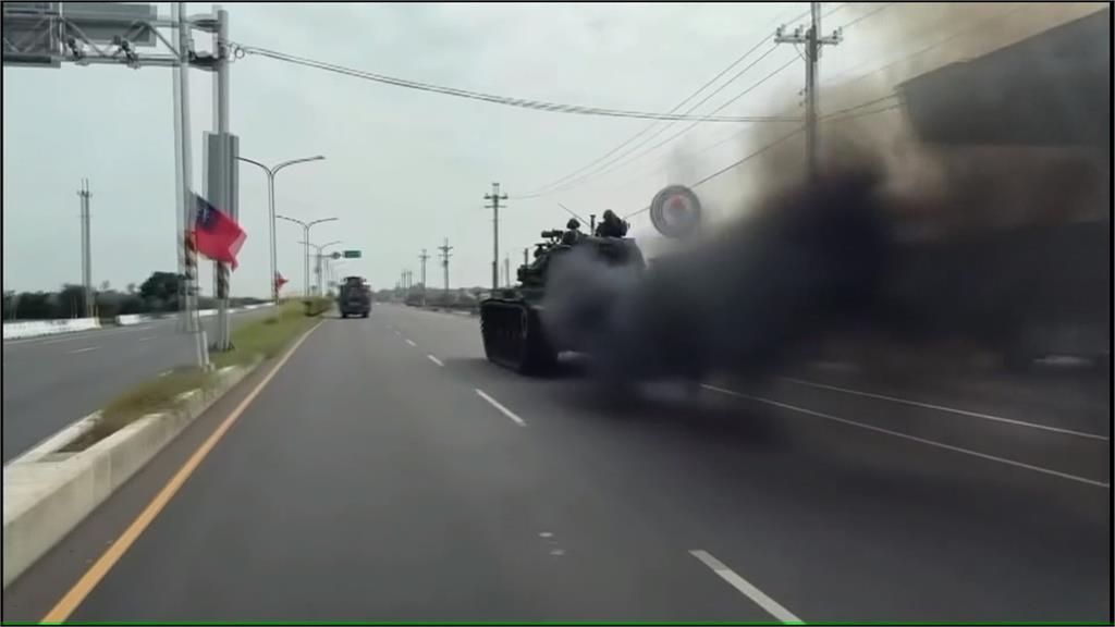 坦克沿路噴黑煙如"烏賊車" 十軍團:柴油引擎正常現象