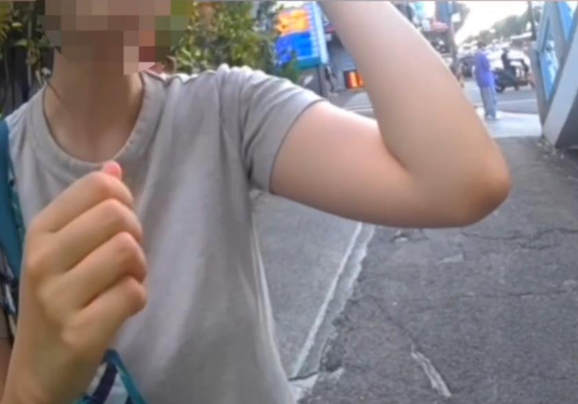 快新聞/好暖!女大生遺失錢包無法搭車落淚 警掏300元霸氣喊:都是台南人不用還啦