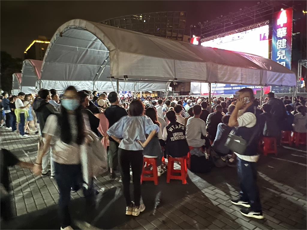 快新聞/桃園世棒賽轉播「巨大棚子」擋視線! 黃瓊慧:今晚前須改善