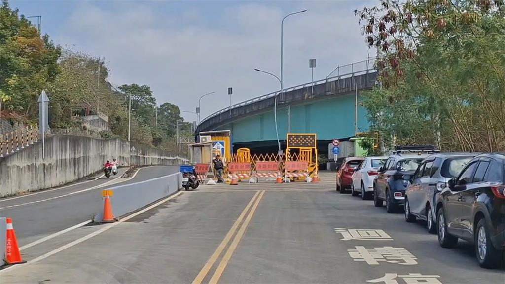 新春出遊卡卡的？　苗栗火炎山停車場　頻傳「轎車誤闖機車道」駕駛霧煞煞
